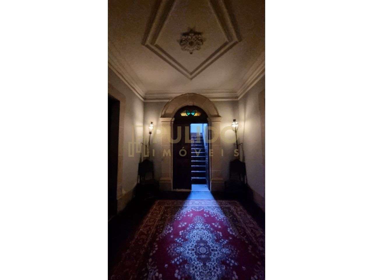 Solar em bom estado de conservação com jardim de japoneiras (camélias)-14