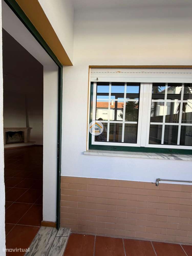 Moradia T4 no centro de Cantanhede com dois pisos e terraço.-43