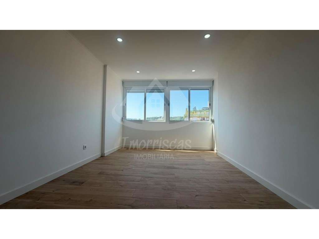 T2+1 Totalmente Remodelado em Odivelas | Pronto a Habitar | Localiz...-9