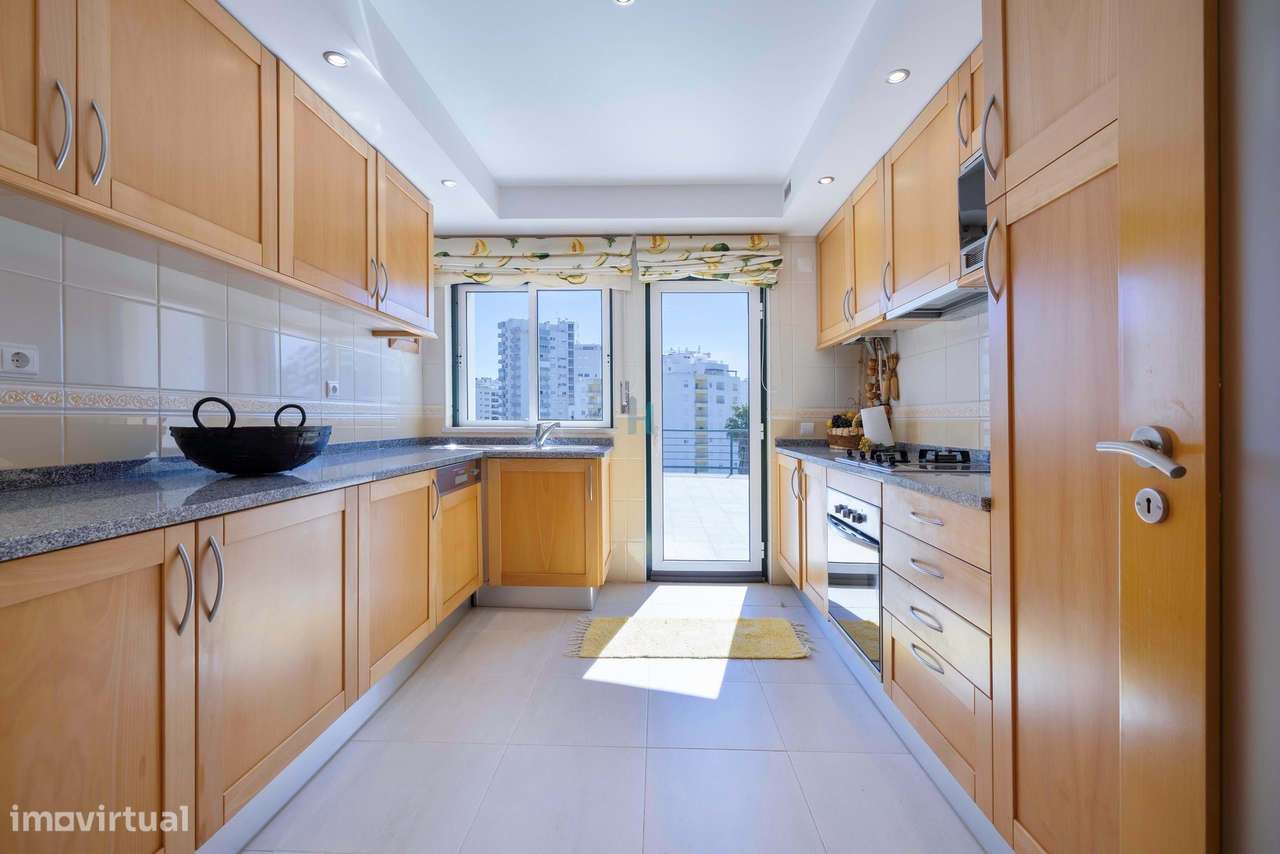 Vende-se Penthouse T3 na Praia da Rocha – localização privilegiada-18