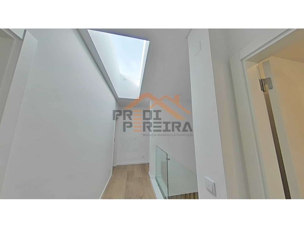 Moradia T4 em condomínio privado com piscina, no Fanqueiro em Loures-43