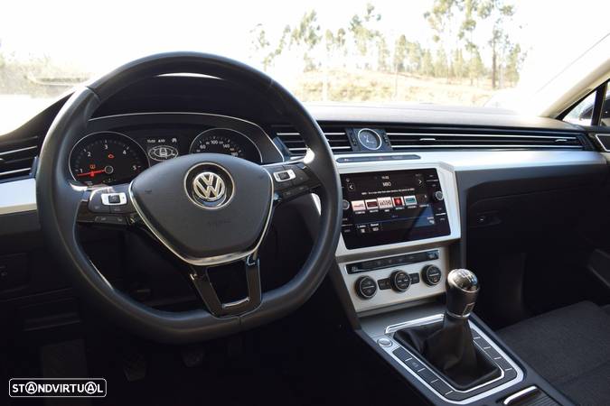 VW Passat 1.6 TDI Confortline - 27
