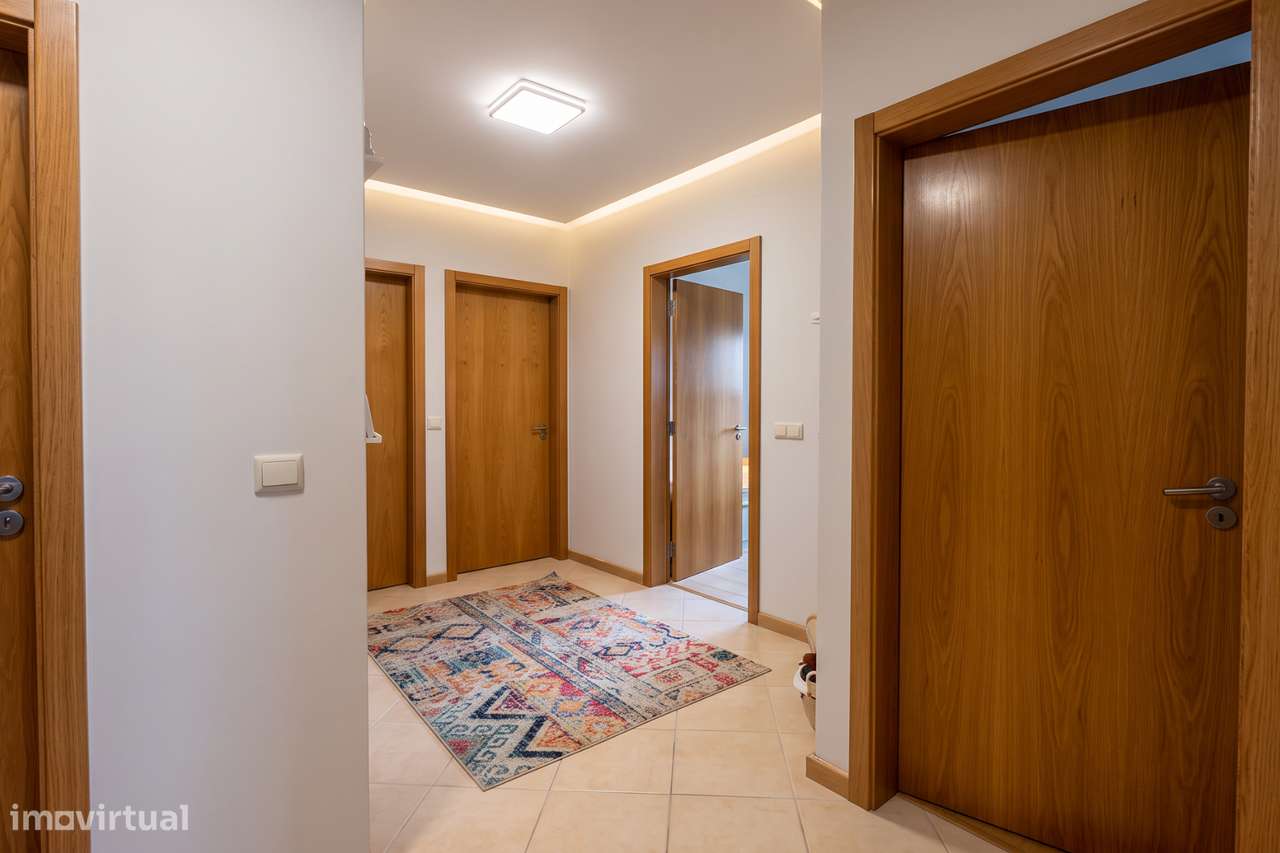 Apartamento T3 com Suíte, Elevador e Garagem em Oliveira do Bairro-2