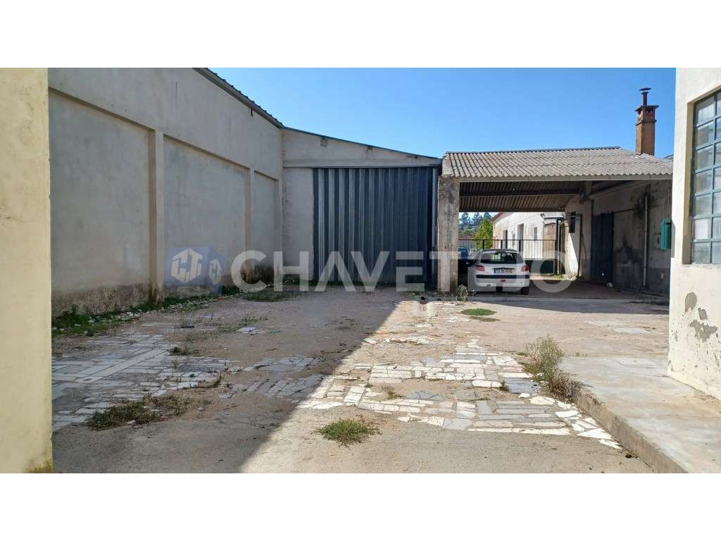 Prédio com habitação, armazém, e logradouro a 3 minutos de Tomar.-20