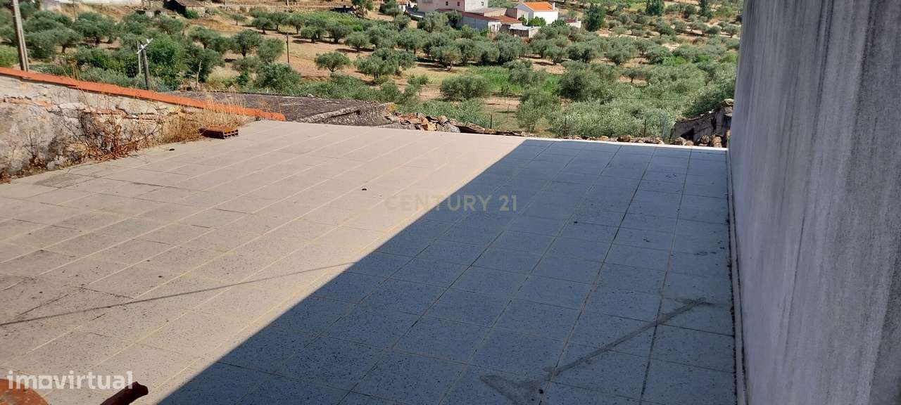 Moradia T2 com 2 espaços comerciais e garagem-13