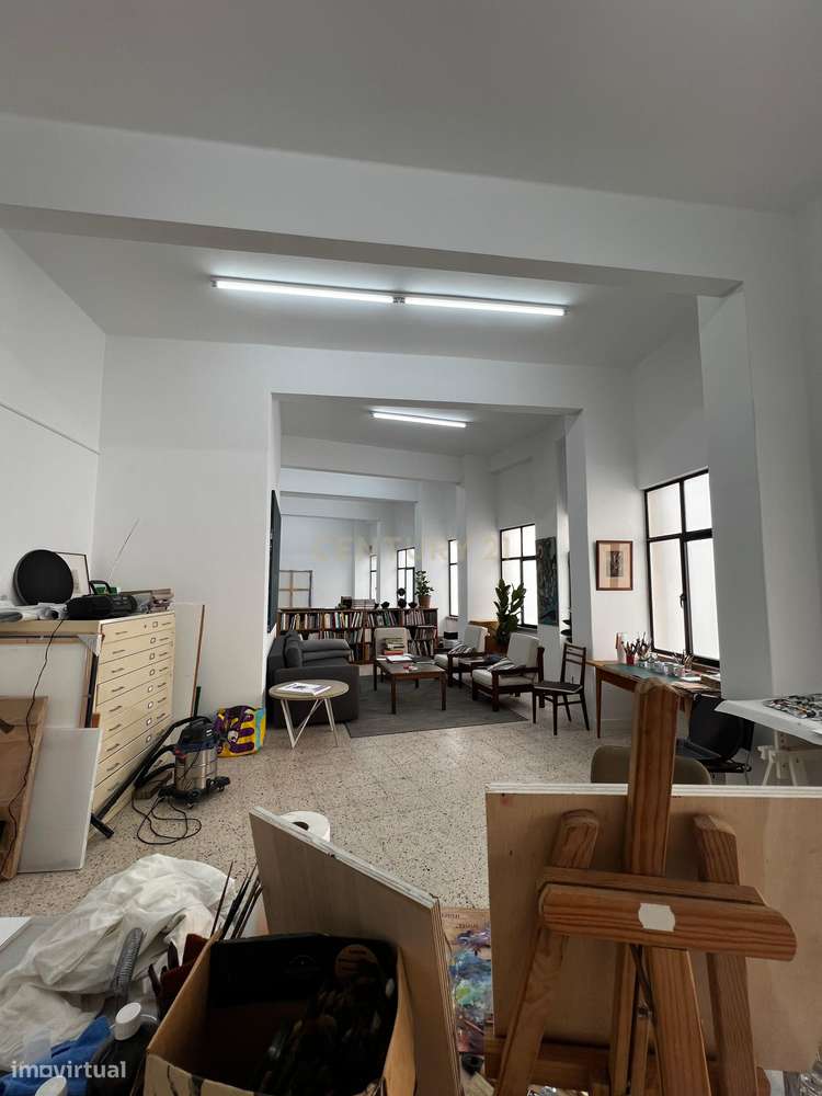 Armazém Amplo em Sacavém-2