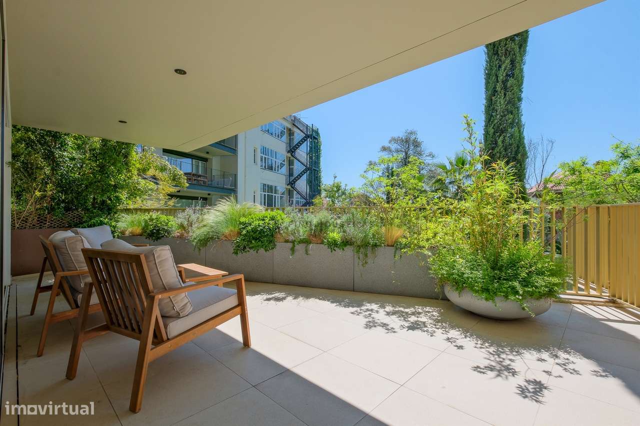 Apartamento T3 em condomínio privado, com terraços e garagem, no Prínc-12