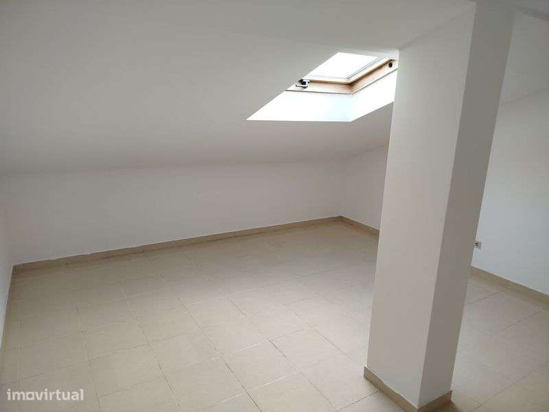 Arrecadação Marinha Grande 22m2 sem água nem luz - Grande imagem: 5/8