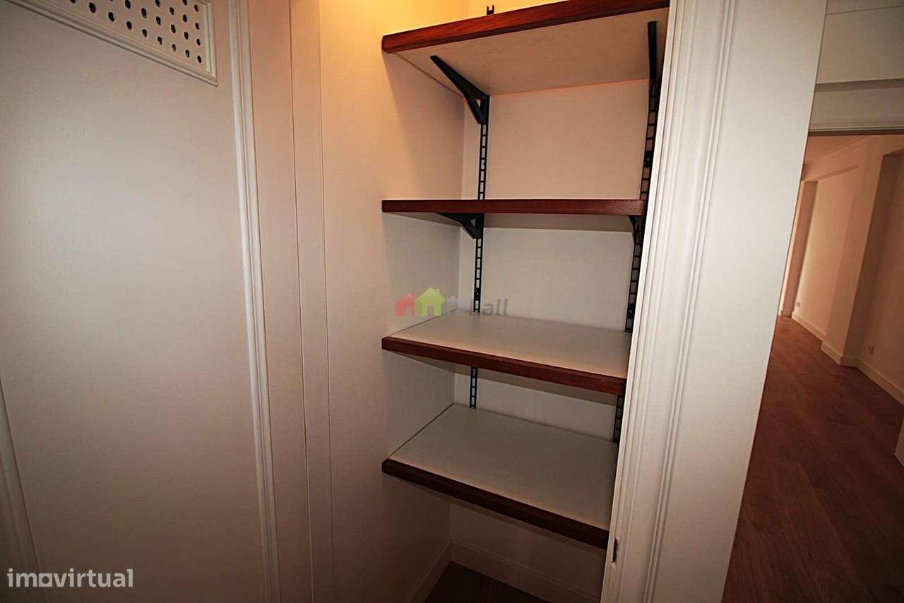 Apartamento T3 c/ garagem e arrecadação na Estrada da Luz-3