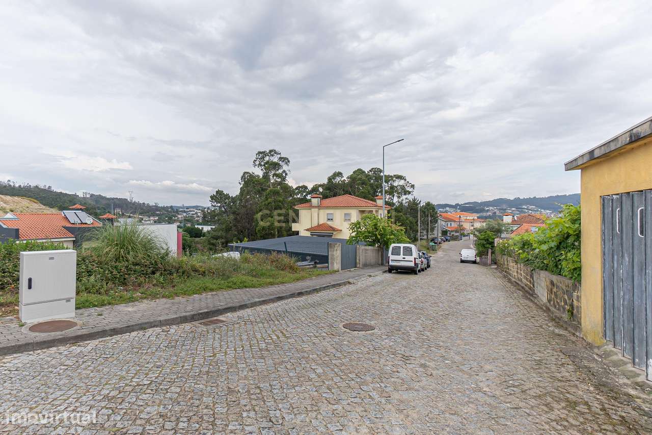 Terreno Urbano de 242m2 com viabilidade para construção de Moradia V3-15