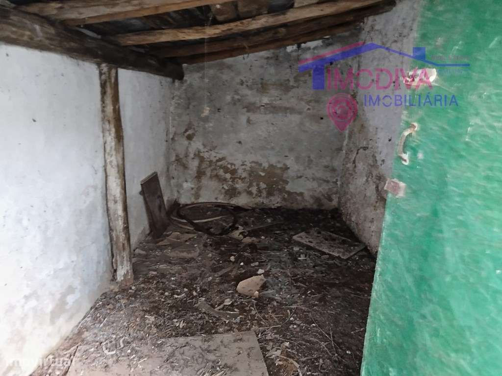 Moradia T2 com arrecadações, garagem e quintal em Constância-25