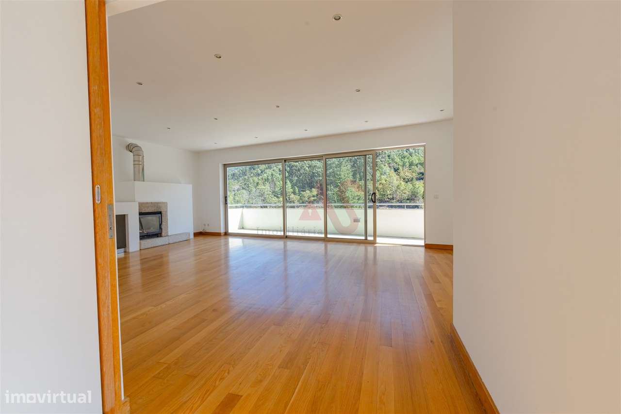 Moradia T4, com 3 pisos, com licença p/ comércio em Baião. - Grande imagem: 3/41