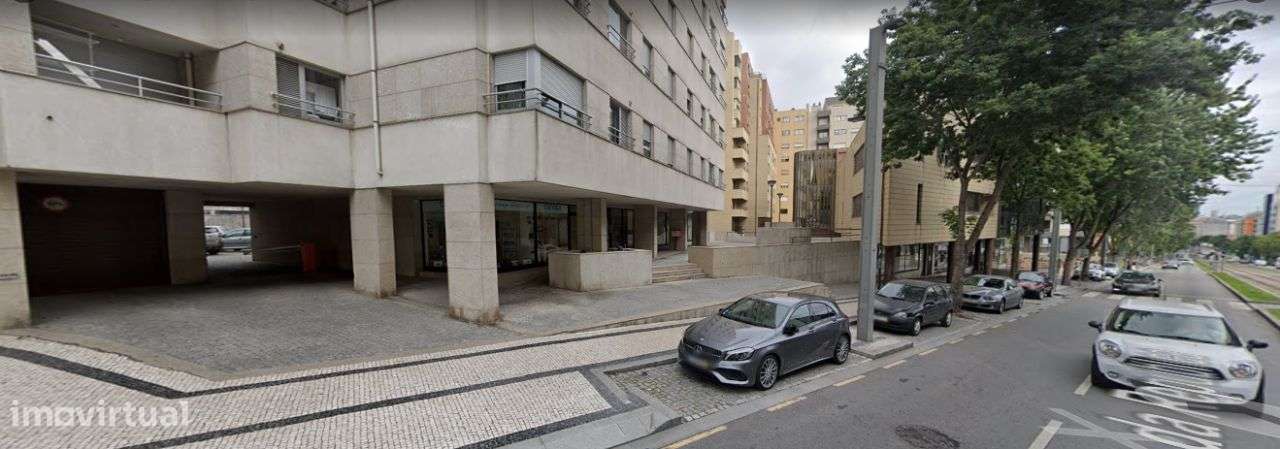 OPORTUNIDADE - Lugar de Garagem + Arrumos | Av. da República - Grande imagem: 3/5