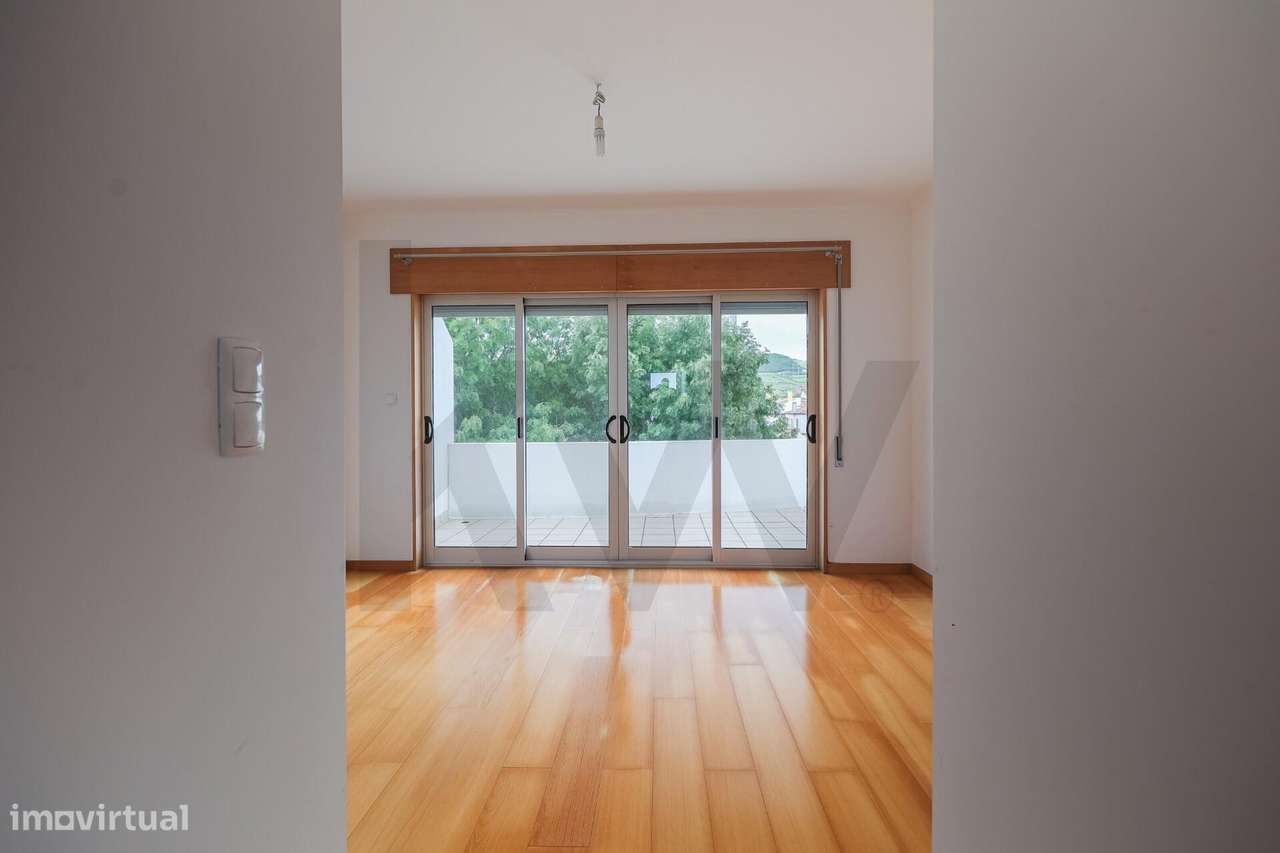 T2 Duplex com 132 m2, Terraço de 60 m2, Estacionamento e Vista sobre P-2