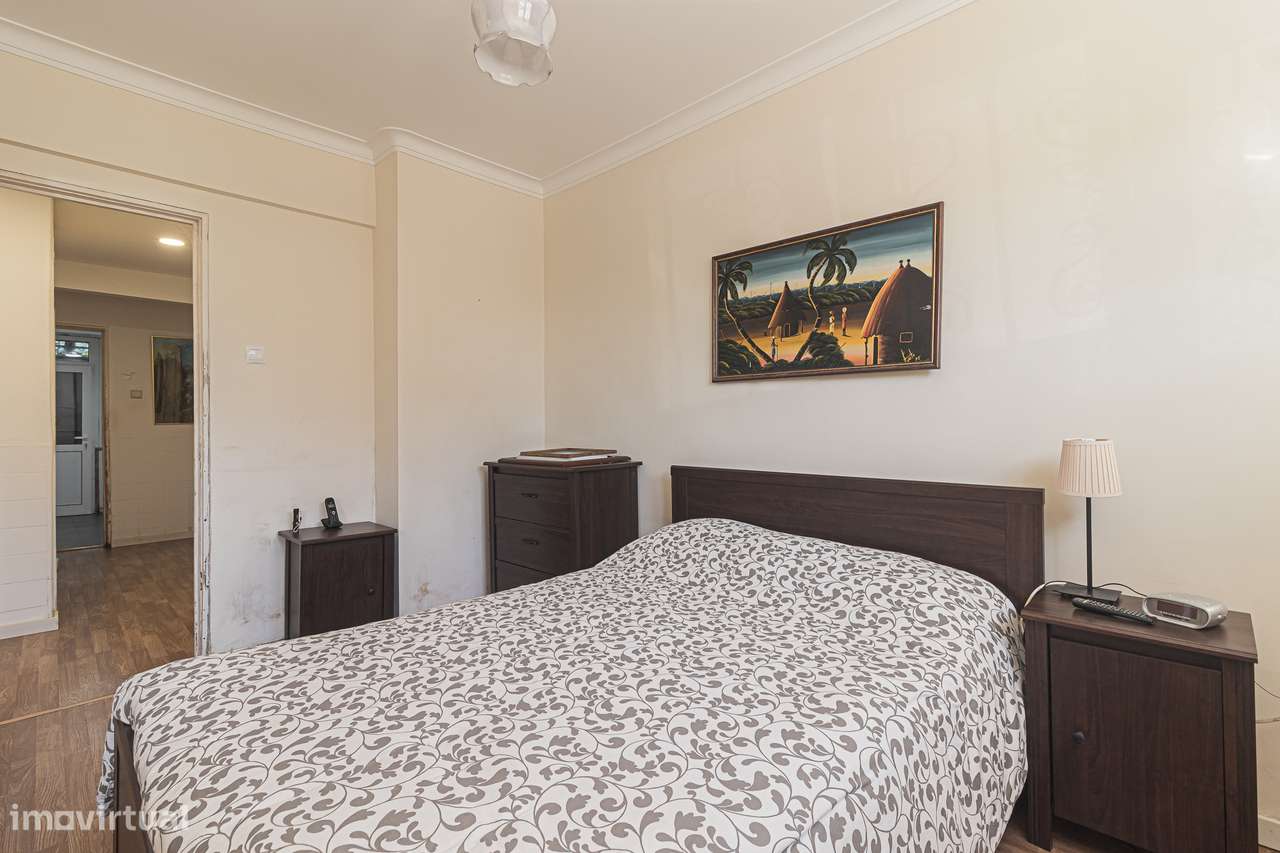 Apartamento T3 com Quintal na Amadora-10