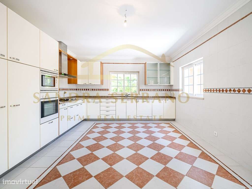 Moradia de traça tradicional com 7 assoalhadas-15