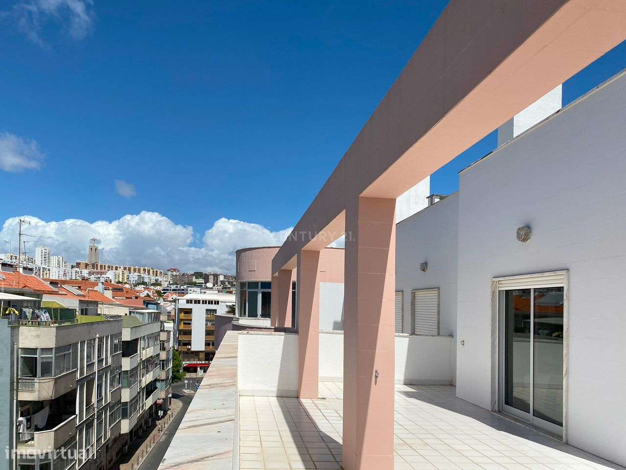 Apartamento T1 em Almada com lugar de garagem e  ( terraço privado 80m