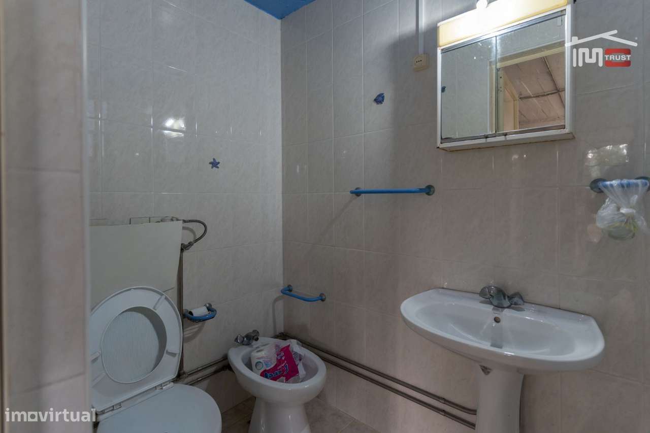 Moradia T3 para recuperar em Vale Travesso, Ourém-12