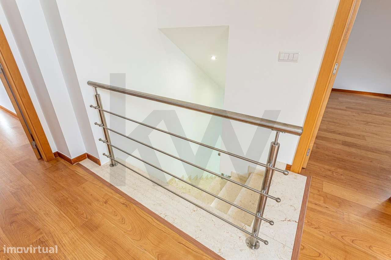 Apartamento T3 Duplex com aproveitamento superior | 5 Quartos | Garage-13