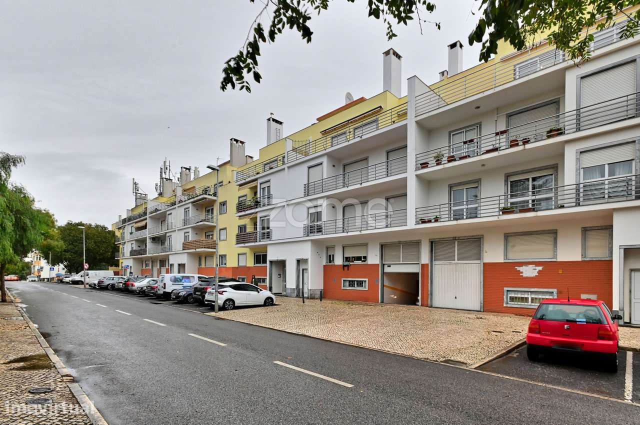 T2 com Sotão e duas Garagens, em Oeiras - Grande imagem: 2/29