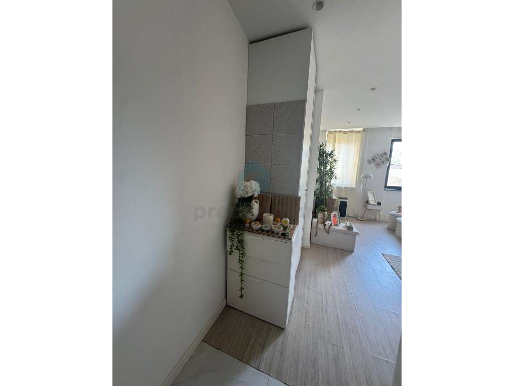 Conforto e Localização: T0 Pronto a Habitar Perto da Praia e Metro-9