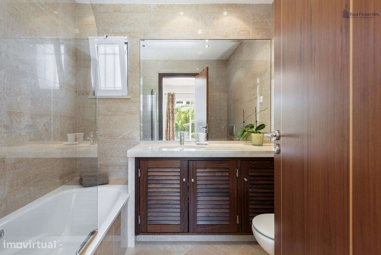 Moradia Térrea T4 Isolada em Albufeira – Um Refúgio de Luz, Conforto e-24