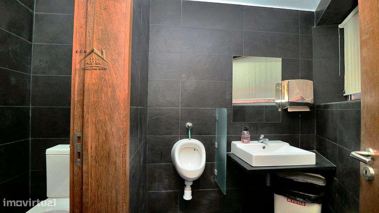 Restaurante "Castelo da Maia" Localizado em Zona Industrial,-21