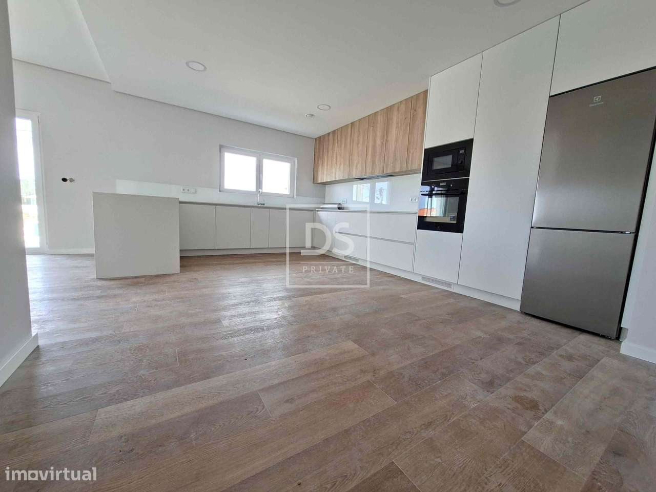 Moradia térrea, inserida num lote de 489m2 - Grande imagem: 4/26