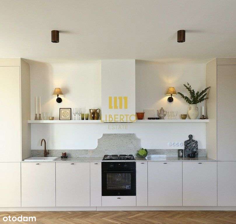 Zabytkowa kamienica - dwa balkony, widok, Ac-5