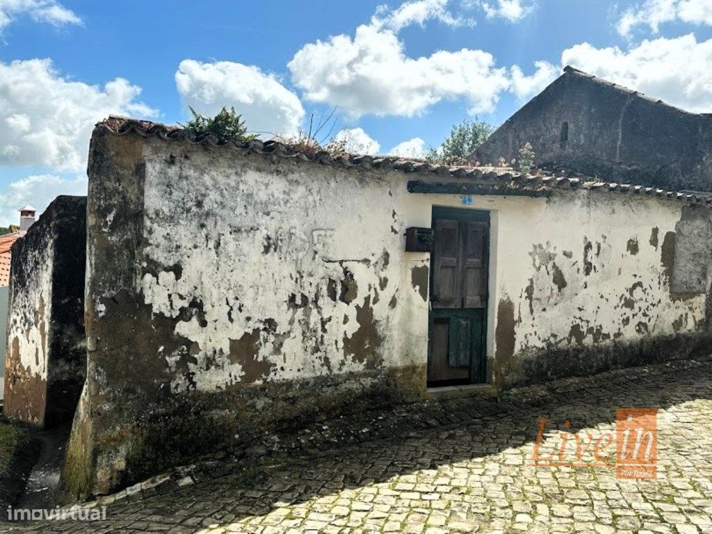 Casa de Aldeia para Recuperar em Zona Tranquila, a 2 Minu...