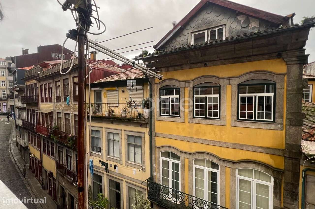 Prédio devoluto de 3 pisos, zona histórica Porto, terraço e potenci... - Grande imagem: 4/17