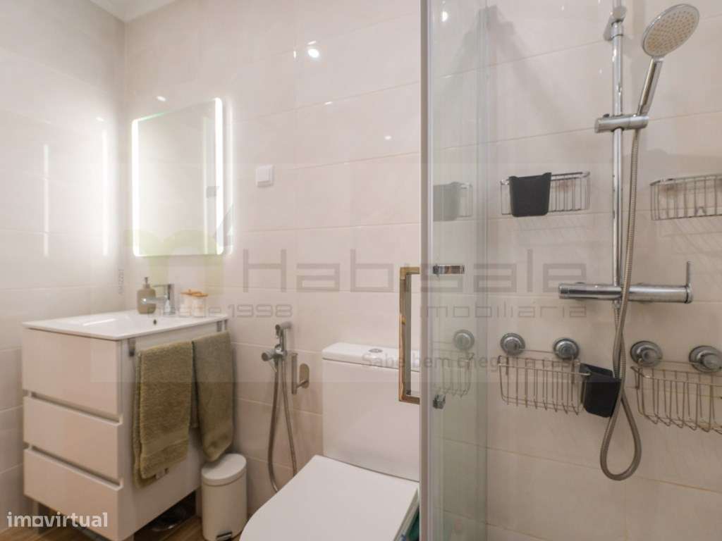 Apartamento T2 totalmente remodelado junto à estação.-9