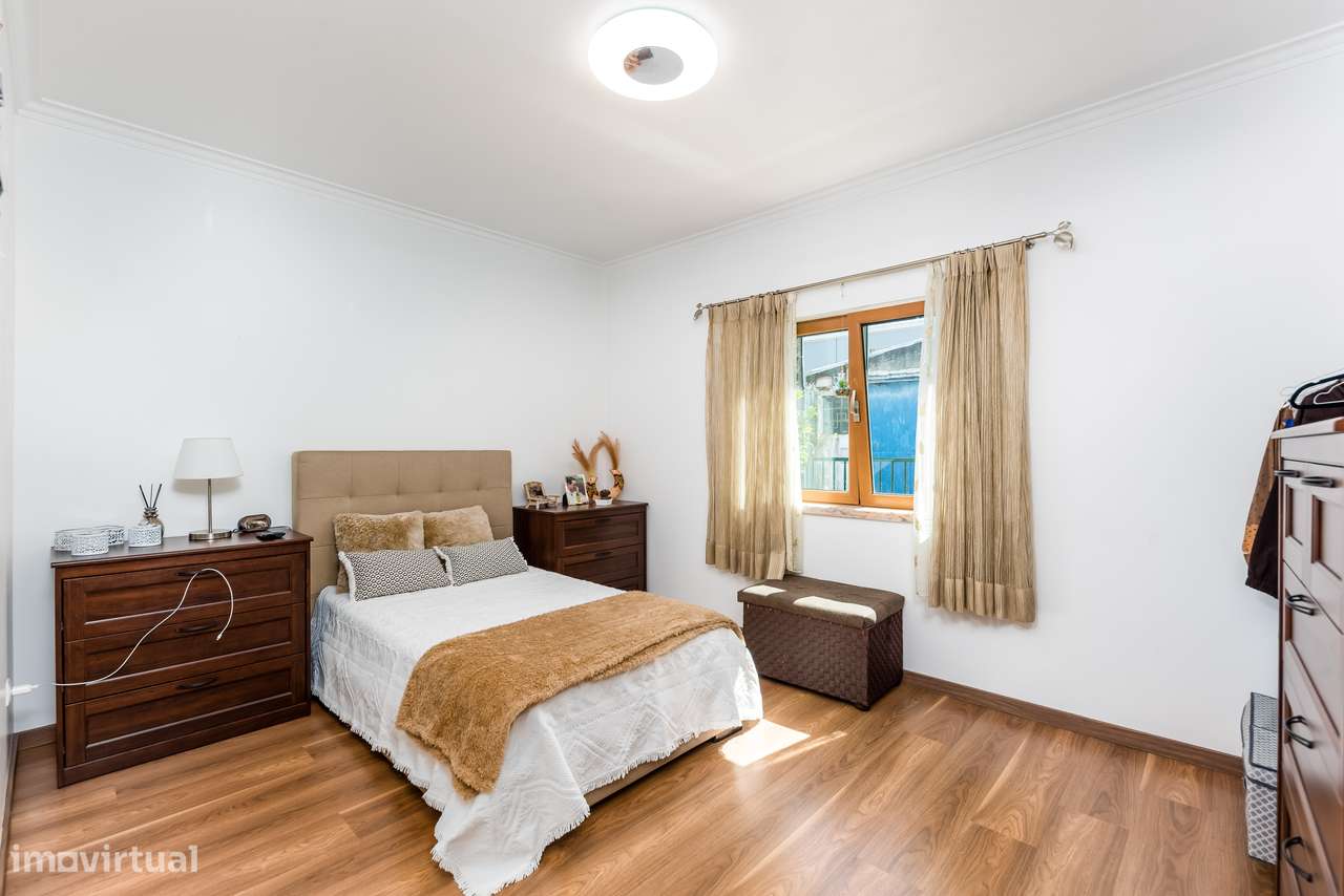 Moradia Isolada com 5 quartos| 2 Suite | Garagem e Sótão | 5m Metro-30