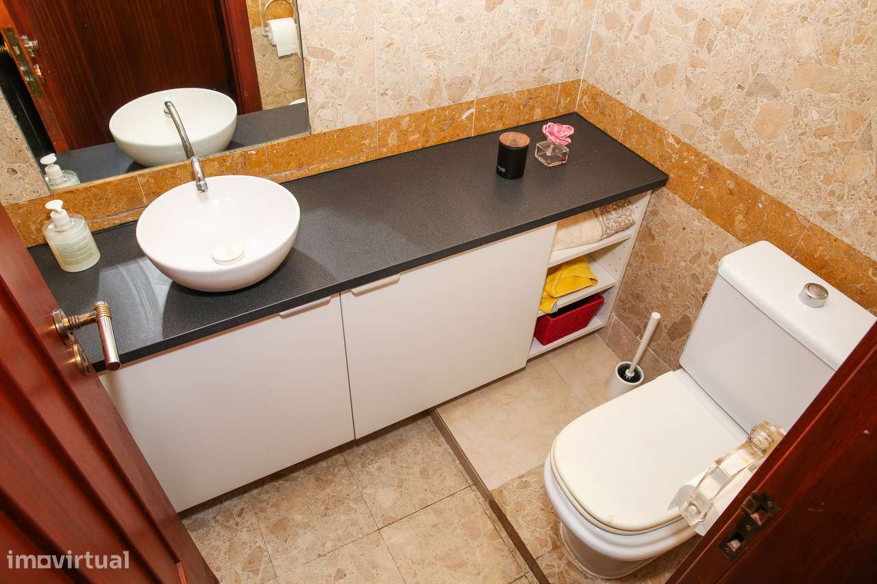Apart. T3 Duplex c/4 casas de banho, varanda e vista Rio Tejo.-44