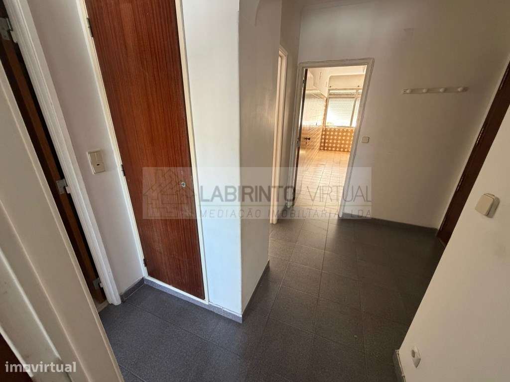 Vende-se T2 com arrecadação na Codivel, perto metro de Odivelas.-9