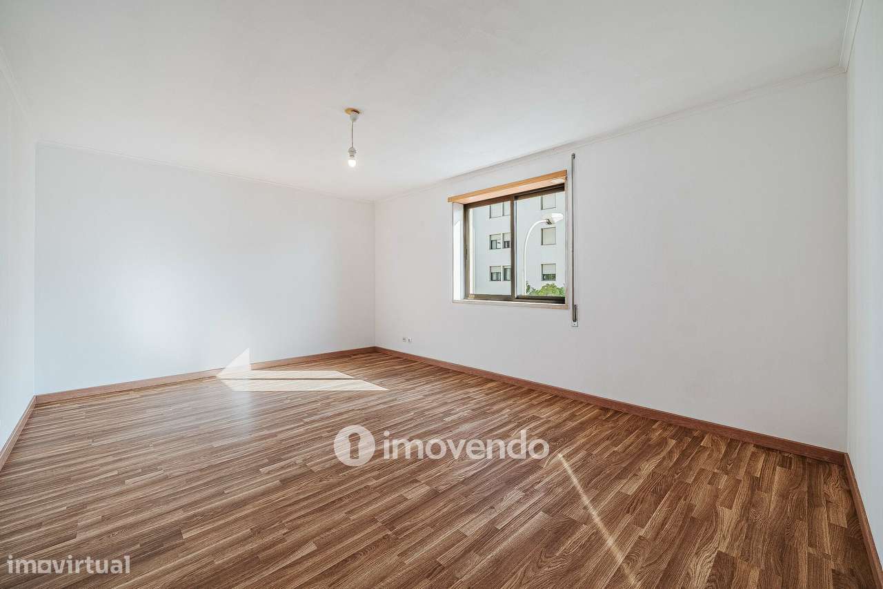 Apartamento T2 com cozinha equipada e estacionamento, na Ameixoeira-1