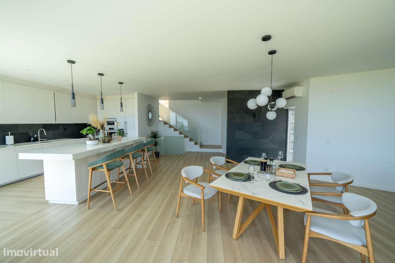 Moradia independente à venda na Estrada Velha da Avessada, 2665-2