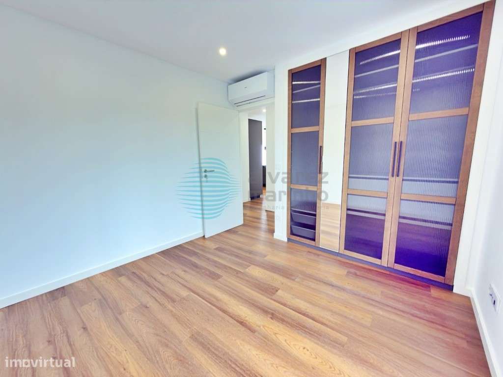 Moradia T3, com espaço exterior e anexo-12