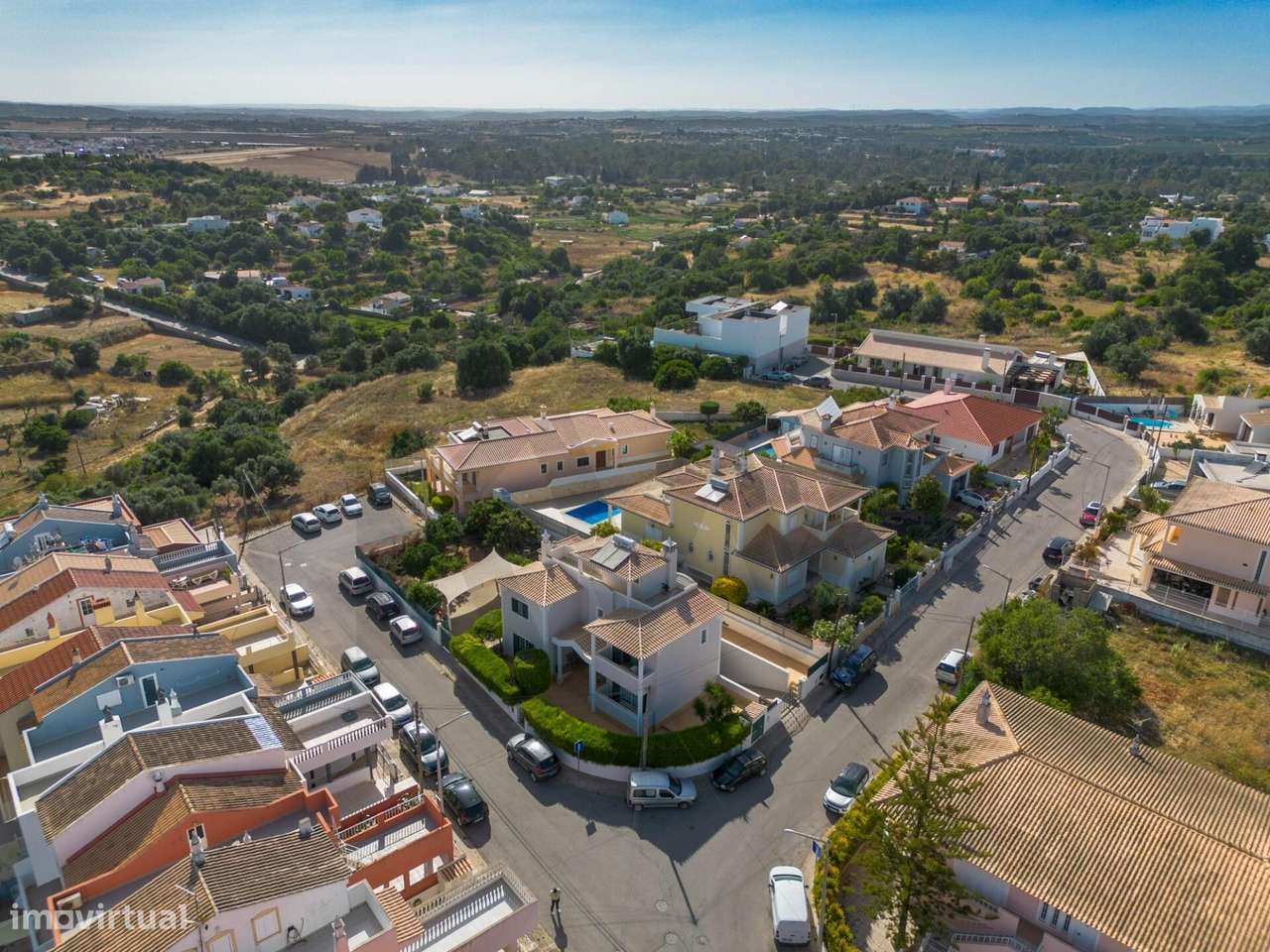 Exclusivo em Alvor: Moradia Isolada T5 com Máxima Privacidade e Confor-56