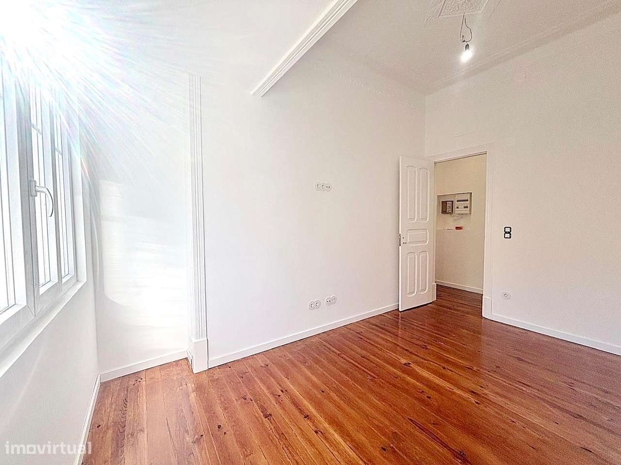 T3 totalmente remodelado com varanda na Av. General Roçadas!-22