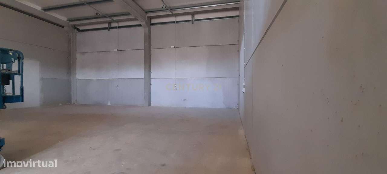 Armazém situado num condomínio fechado em Arruda dos Vinhos - Grande imagem: 4/22