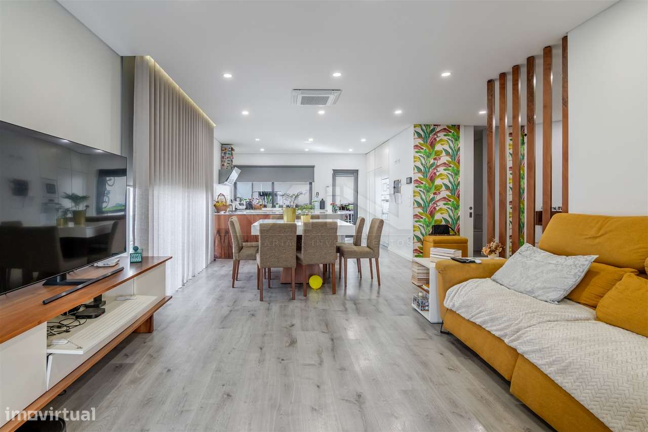 Moradia T4 de 4 Frentes: Elegância e Versatilidade a 2km do Freixo-6