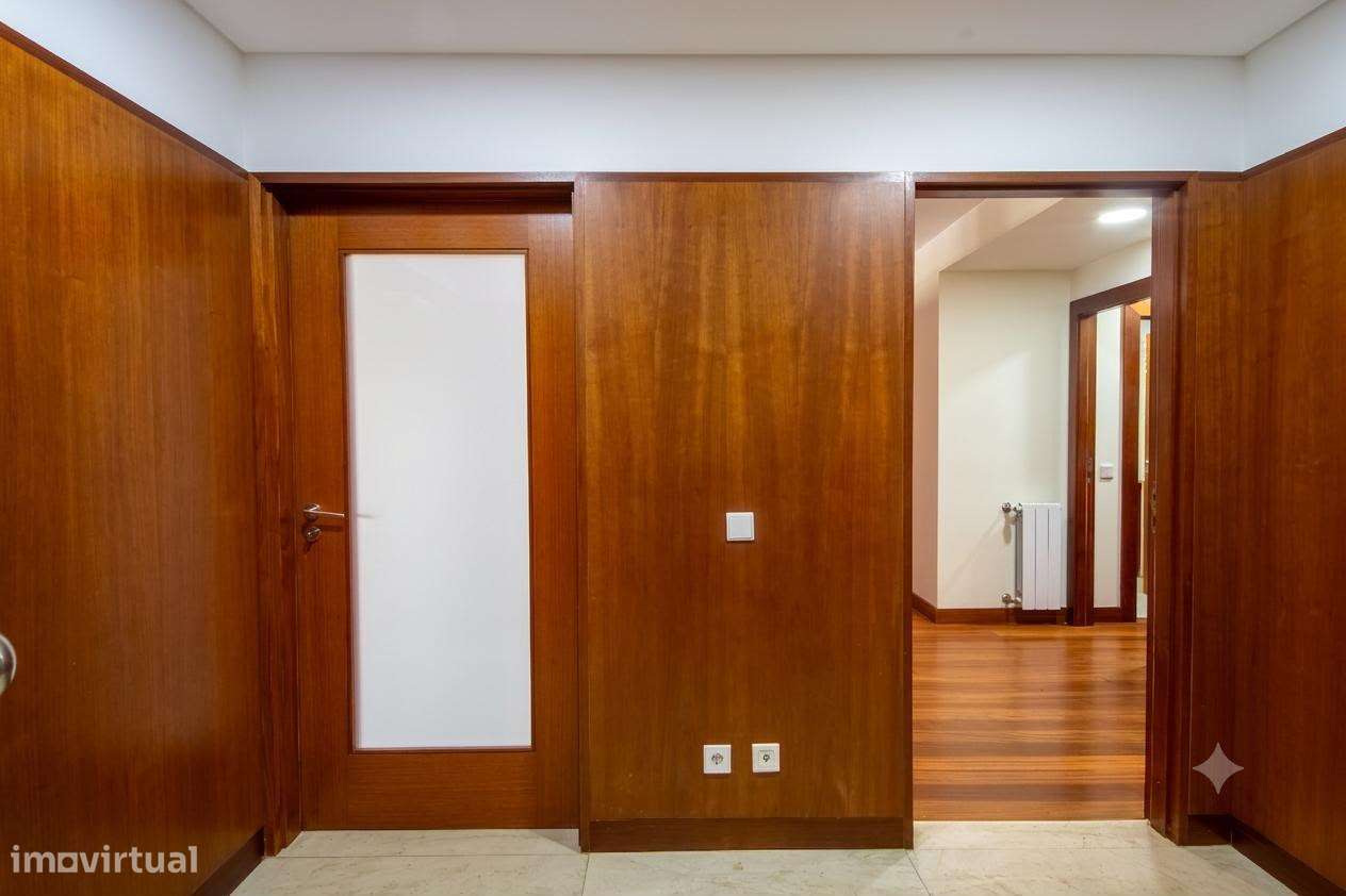 Apartamento T5 com 4 casas de banho e garagem-48