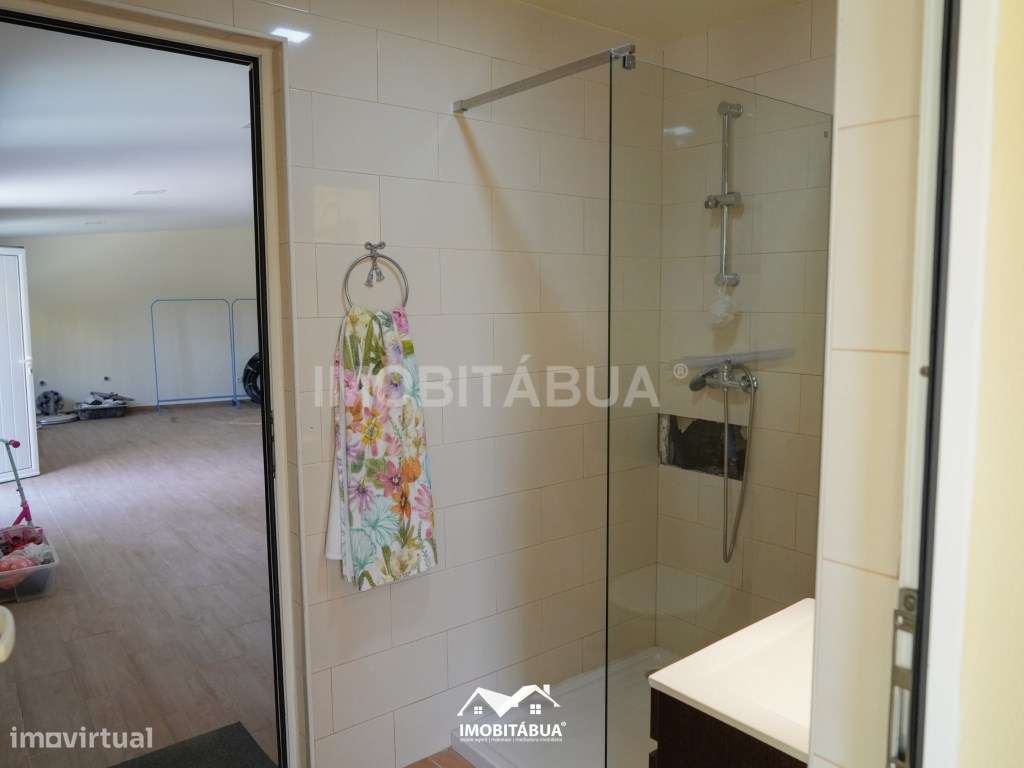 Casa privada com 4 quartos, piscina, pátios e acomodações versáteis.-36