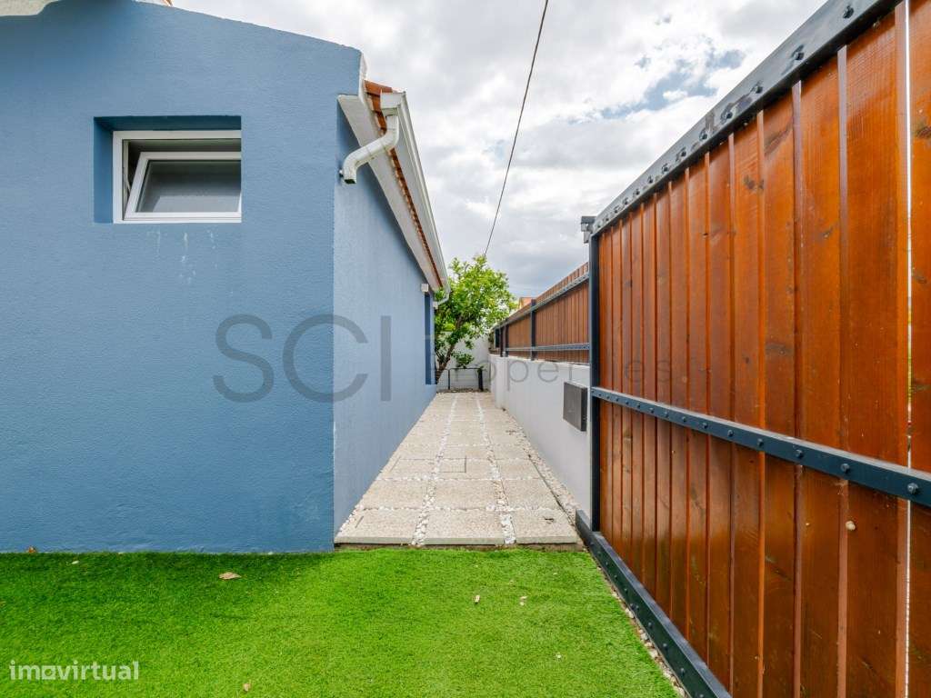 Moradia T3 com piscina nas Quintinhas, Charneca da Caparica. Estilo...-40