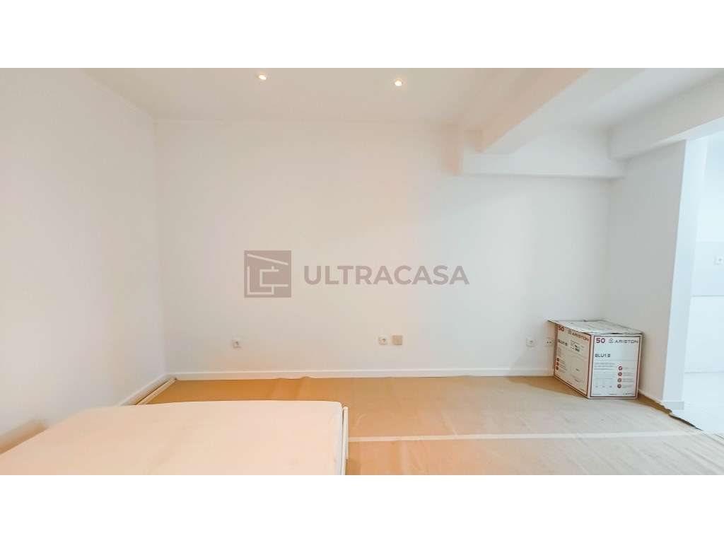 T0 Remodelado com Logradouro no Centro da Amadora-27
