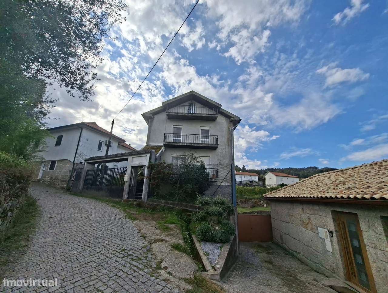 Moradia de 3 pisos com 1000m² de terreno, T3, 2 WC em Serafão, Fafe.-1