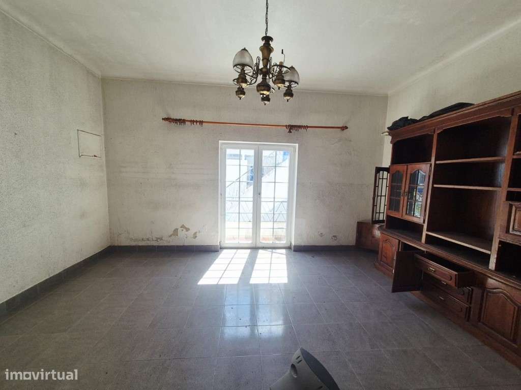 Edifício no centro de Milfontes-16