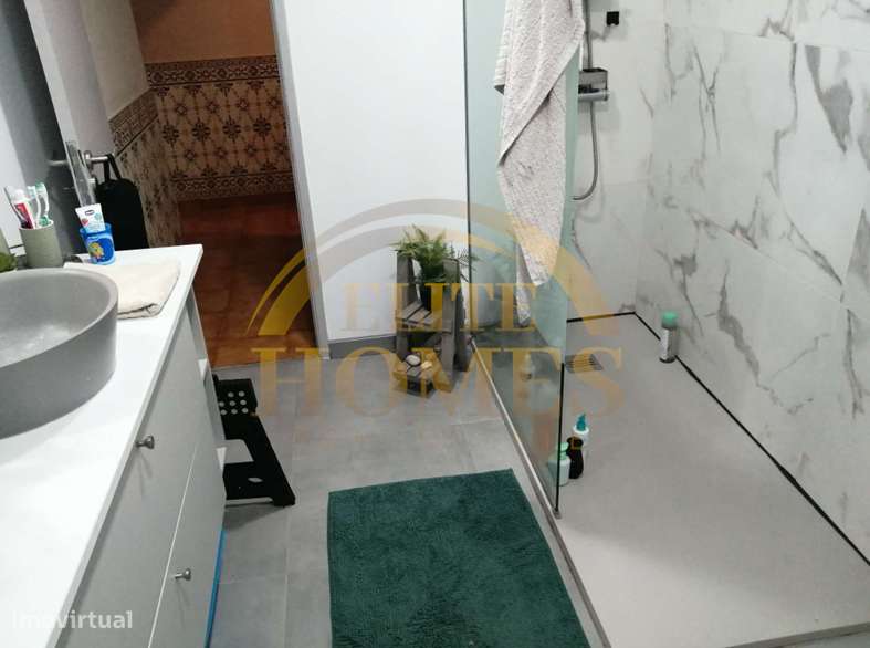 Moradia Bifamiliar com Potencial – Excelente Oportunidade de Investime-4