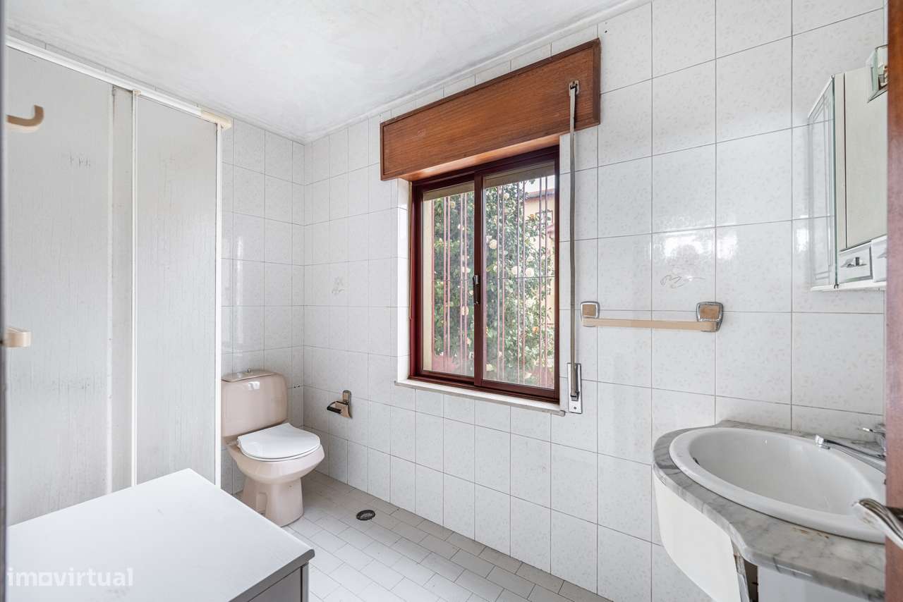 Moradia T4 de gaveto em Nogueira-12